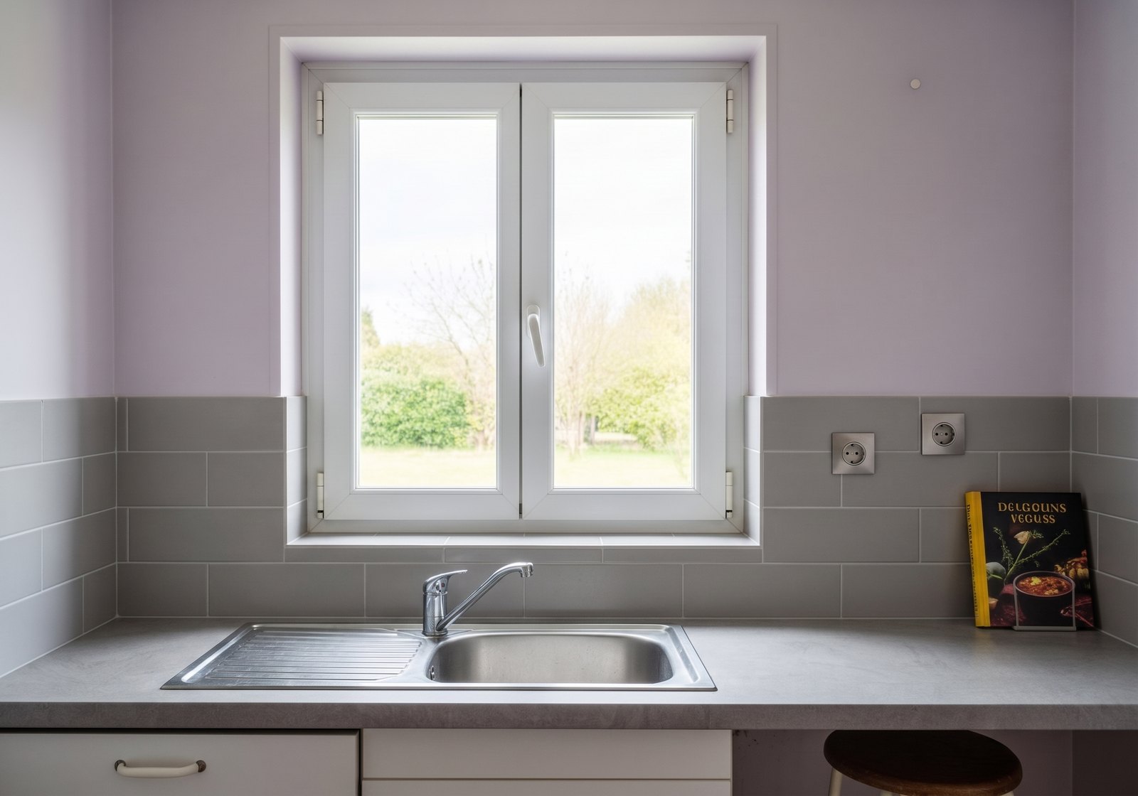 Fenêtres PVC blanches dans une cuisine